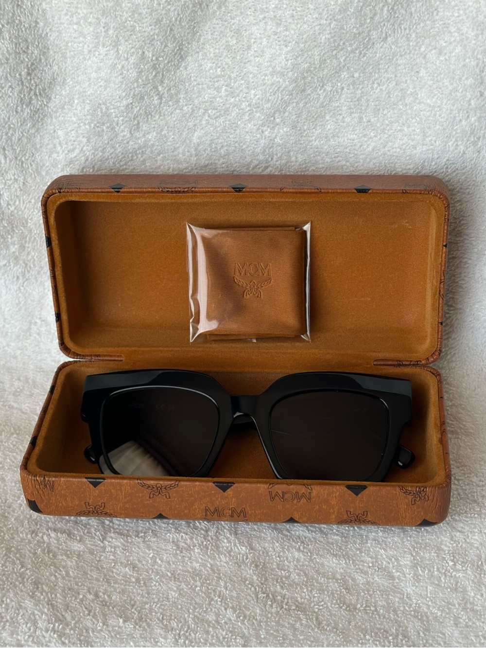 Full Inclusion MCM Black Sunglasses - Authenticated by Poizon - Picture 2 of 12